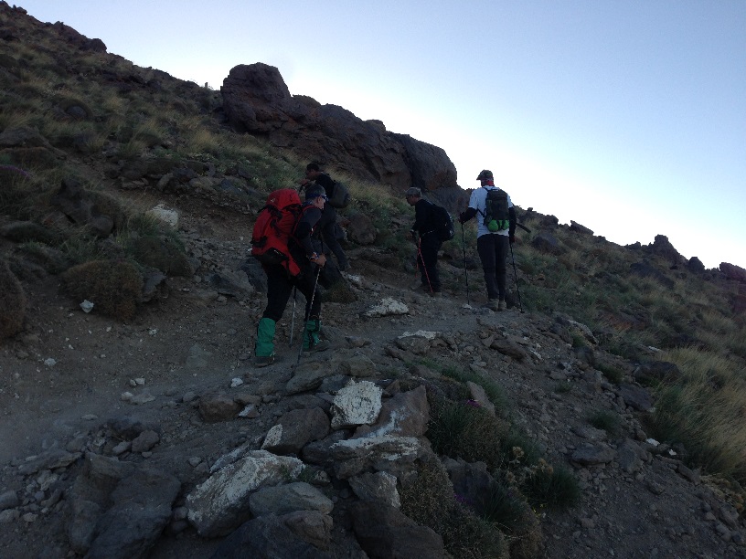 تیم کوهنوردی ما در حال صعود از قله دماوند  